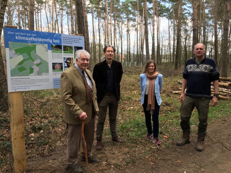 Theun Scholten (Landgoed Het Meuleman), Dirk van Hout (VolkerWessels), Annerieke Sleurink (FSC Nederland) en Gerard Koopmans (Bosgroepen) bij de onthulling van het nieuwe informatiebord dat uitleg geeft over de klimaatslimme maatregelen op het landgoed. Landgoed Het Meuleman is het eerste landgoed/bos waar maatregelen via het samenwerkingsinitiatief van Bosgroepen, FSC Nederland en VolkerWessels voltooid zijn