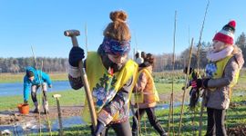plantende kinderen op Boerenboomfeestdag 2024