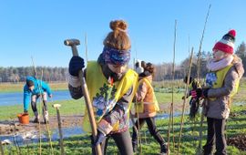 plantende kinderen op Boerenboomfeestdag 2024