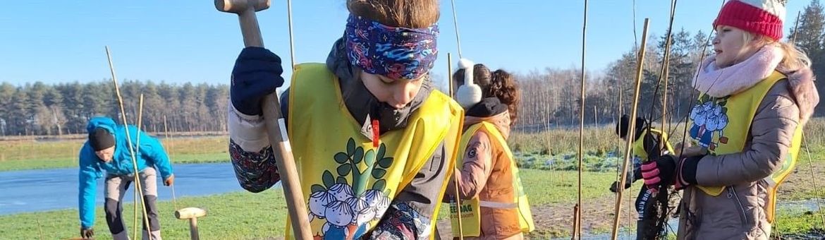 plantende kinderen op Boerenboomfeestdag 2024