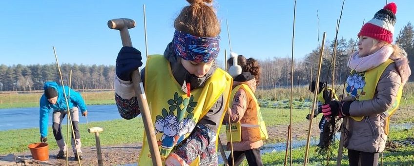 plantende kinderen op Boerenboomfeestdag 2024