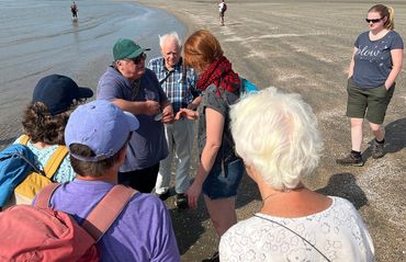 Veldwerk op het SMP-traject IJmuiden. Vondsten bespreken gebeurt vaak al tijdens de ronde zelf