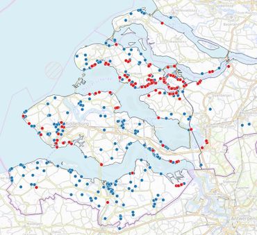 Waarnemingen van het kaasjeskruiddikkopje uit 2025 in Zuidwest-Nederland. Blauw = vlinders, rood = rupsen