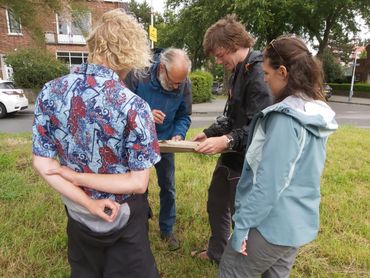 Berend Aukema samen met de JNM-ers op de vindplaats van de kortsnuittamariskwants in de Vogelwijk