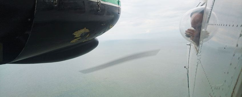 Het vliegtuig heeft speciale ronde ramen, dit geeft een onbelemmerd uitzicht op de zee onder het vliegtuig