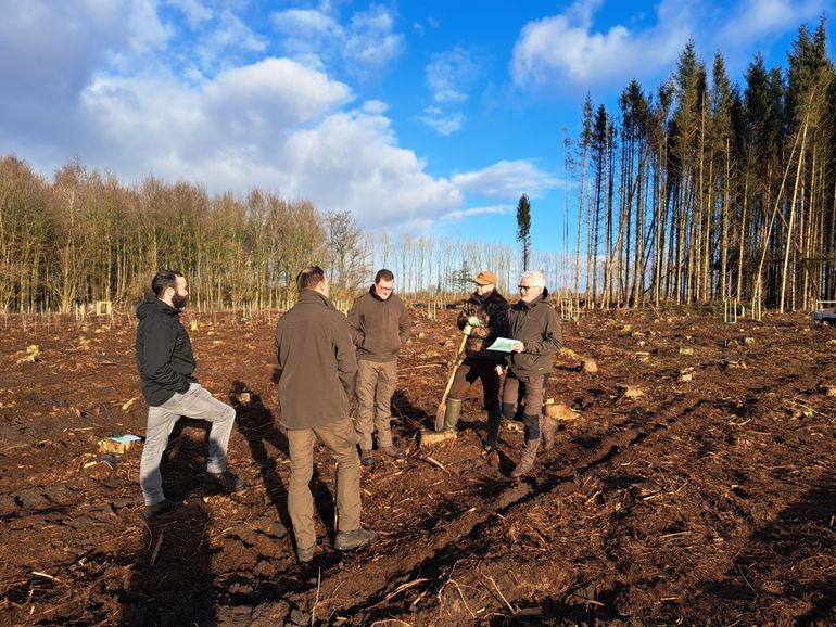 Medewerkers van de Bosgroep met het beplantingsplan; met rechts Jaap Roelofs (Bosgroep Noord-Oost Nederland) en links van hem Jan Willem Bos (Vereniging Dorpsbelangen Kolham)