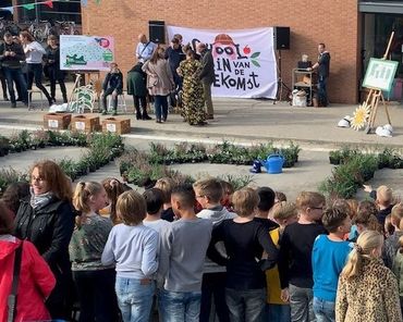 Tilburg viert feest! Het 150ste groene schoolplein is een feit