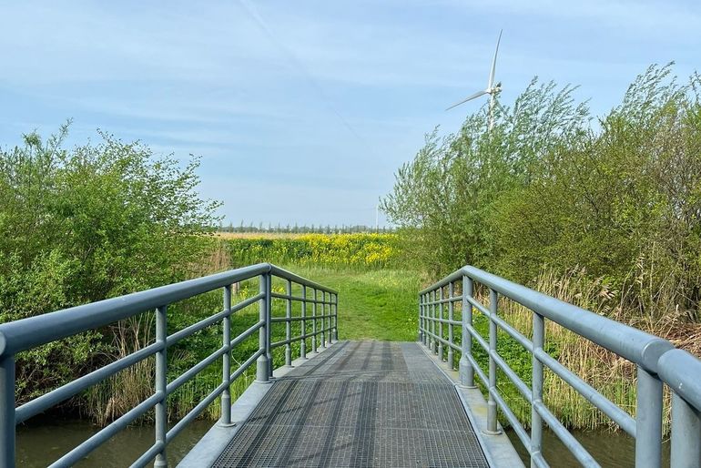 Via deze brug kom ik bij mijn luwteplek