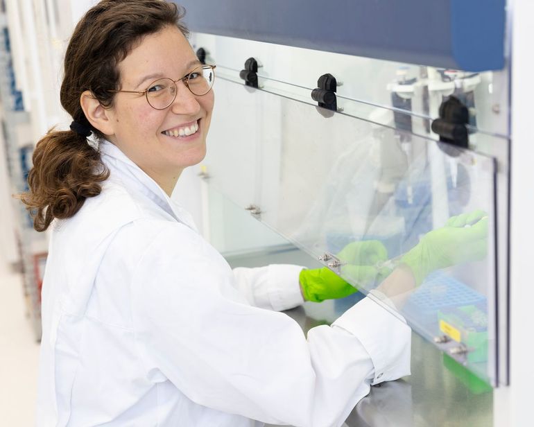 Dr. Elsa B. Girard in het lab van Naturalis