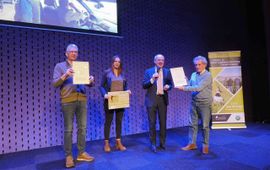 Brabants Landschap Vrijwilligers van het jaar 2024. Mario Bullens (vrijwilliger), Fien Oost (coördinator soortenbescherming Brabants Landschap), Guiljo van Nuland (voorzitter Brabants Landschap) en Bert de Koning (vrijwilliger)