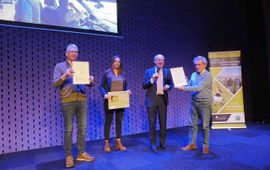 Vrijwilligers van het jaar 2024. Mario Bullens (vrijwilliger), Fien Oost (coördinator soortenbescherming Brabants Landschap), Guiljo van Nuland (voorzitter Brabants Landschap) en Bert de Koning (vrijwilliger)