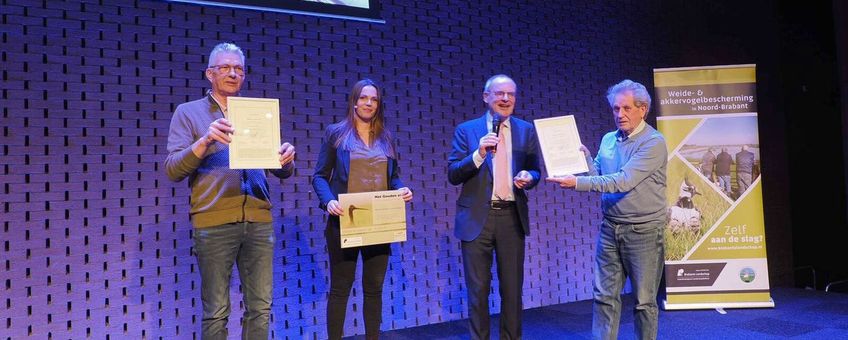 Vrijwilligers van het jaar 2024. Mario Bullens (vrijwilliger), Fien Oost (coördinator soortenbescherming Brabants Landschap), Guiljo van Nuland (voorzitter Brabants Landschap) en Bert de Koning (vrijwilliger)