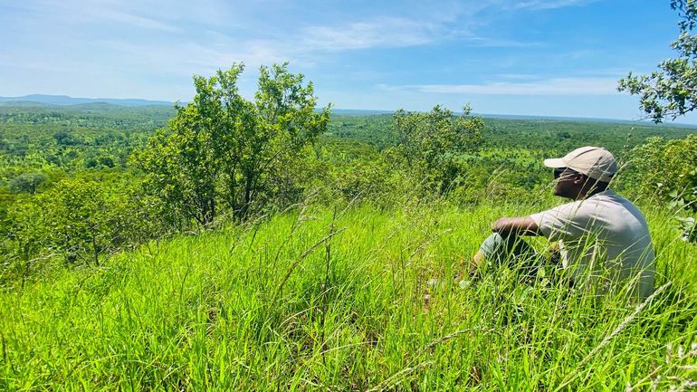 Nelson Mhlanga, IFAW programma-medewerker, onderzoekt Matetsi Unit 5, onderdeel van het Hwange-Matetsi-Zambezi-landschap in Noordwest-Zimbabwe