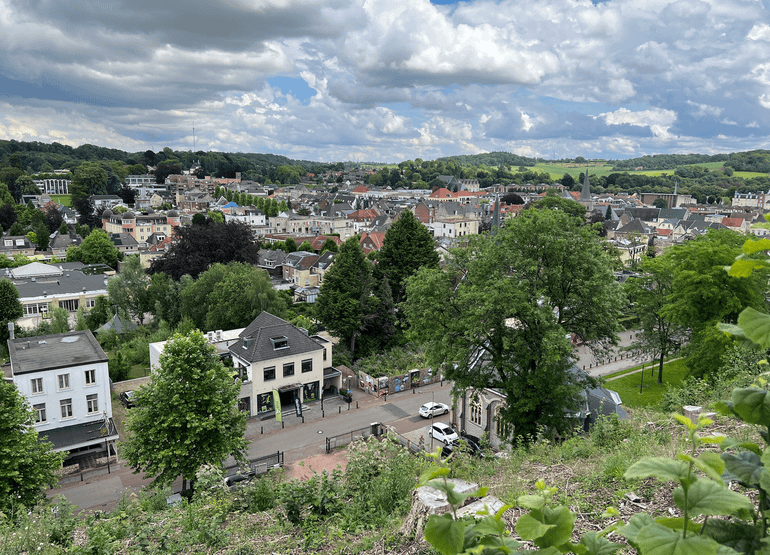 Om de veiligheid onder aan de helling te garanderen, zijn de bomen op de steile wanden weggehaald