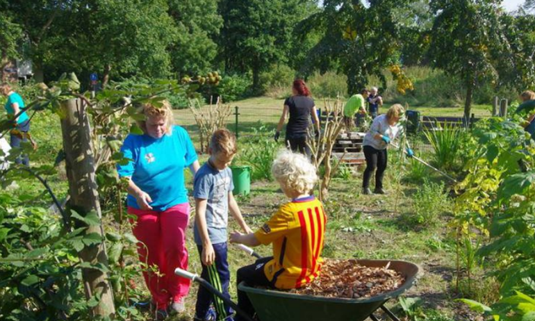 Project 'Voor je buurt': crowdfunding voor groen in Zuid-Holland. Inwoners aan de slag in de gezamenlijke natuurtuin