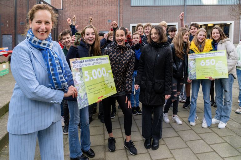 Gedeputeerde Hagar Roijackers van de provincie Noord-Brabant reikte de cheque voor het mooiste ontwerp uit aan het Hooghuis, Titus Brandsmalyceum in Oss