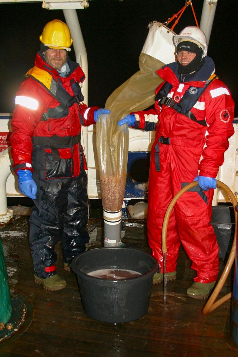 André Meijboom en Hauke Flores laten de krill in het SUIT-net zien tijdens de expeditie in 2004.