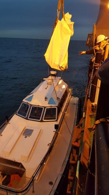 De vleermuis gaat aan boord van De Roos en op weg naar IJmuiden