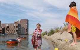 Kinderen spelen in de rivier