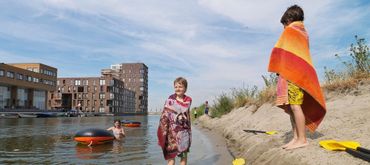 Kinderen zoeken verkoeling in een rivier