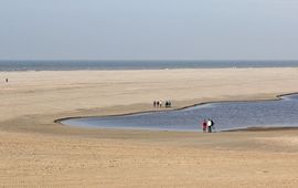 Duinmeer met mensen op Zandmotor.