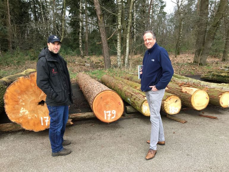 De kavelplaats met projectleider Pieter Westerhof en veilingmeester (sinds vijf jaar) Alexander Pechtold