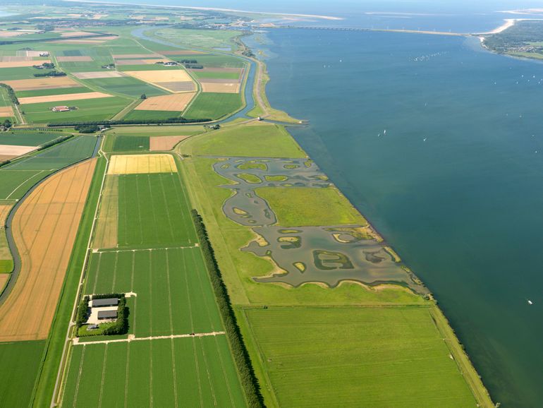 Luchtfoto van de gebiedsontwikkeling aan de noordrand van Goeree-Overflakkee met fietspad