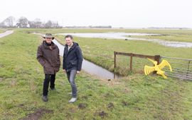 Piet Spoorenberg van Vogelbescherming en Catharinus Wierda van Frykse.