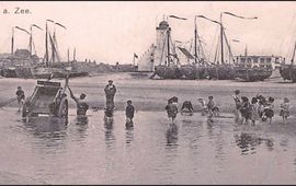 PICTAN Katwijk aan Zee in de lang vervlogen tijd van het knikkeren met rozertjes of venusschelpen.