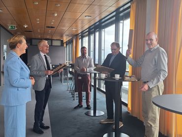 Van links naar rechts: gedeputeerde Hagar Roijackers, Peter Vughts (voorzitter Stichting Markdal), Dennis Walraven, Hubert Koevoets (penningmeester Stichting Markdal) en Peter Hordijk (secretaris Stichting Markdal)