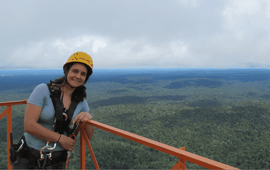 Naturalis onderzoeker Sylvia Mota de Oliveira bovenop de ATTO toren