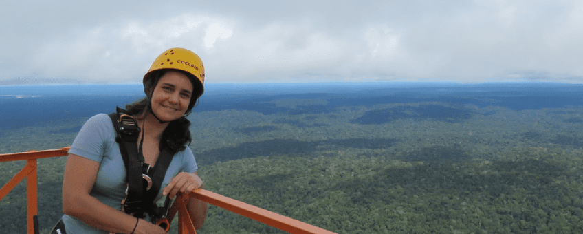 Naturalis onderzoeker Sylvia Mota de Oliveira bovenop de ATTO toren