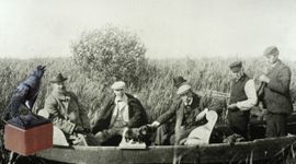 Thijsse en prins Hendrik in boot op excursie met het kunstwerk De Spreeuw van de Heimans en Thijsse Prijs