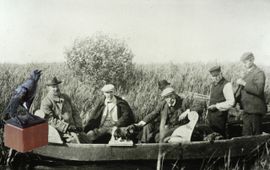 Heimans en Thijsse Stichting Thijsse en prins Hendrik in boot op excursie met het kunstwerk De Spreeuw van de Heimans en Thijsse Prijs