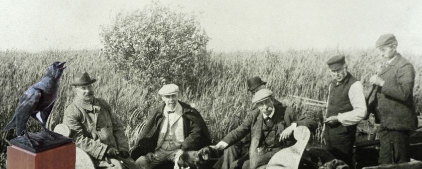 Thijsse en prins Hendrik in boot op excursie met het kunstwerk De Spreeuw van de Heimans en Thijsse Prijs