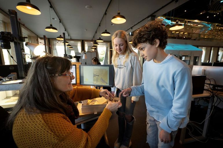 Omdat het papillottenwerk plaatsvond in het museum, konden bezoekers live meekijken met het belangrijke collectiewerk