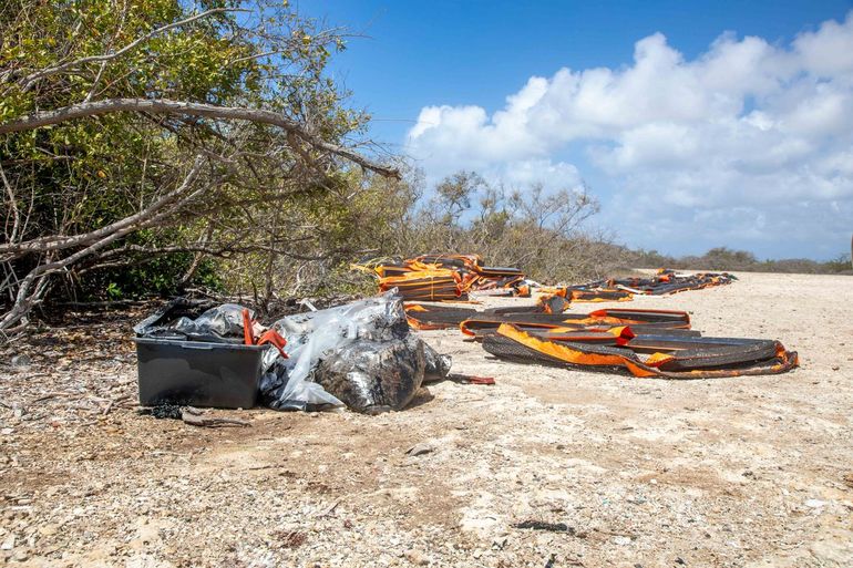 Opgeruimde olie op het strand van Bonaire