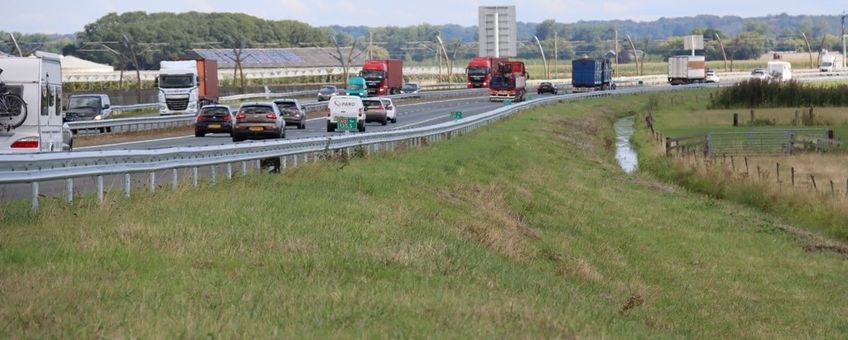 Aanblik op de Rijksweg A15, de beoogde locatie voor de langste boomgaard van Europa.