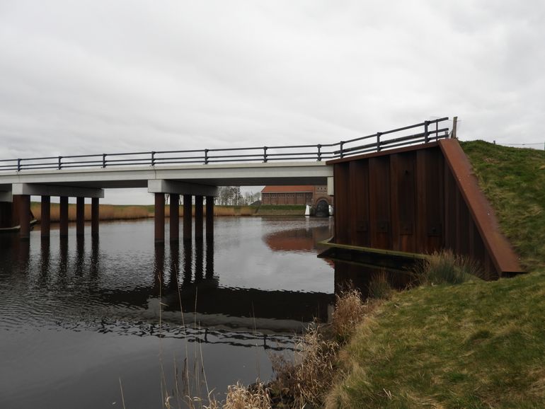 Otterplank onder viaduct