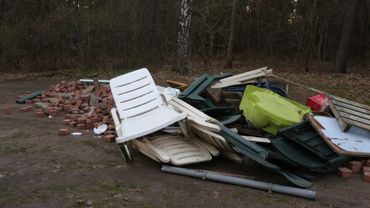 Illegale dumping van grof huisvuil en huisraad in de natuur