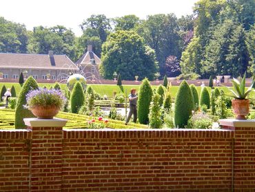 De taxusstruiken in de tuin van Paleis Het Loo worden geschoren