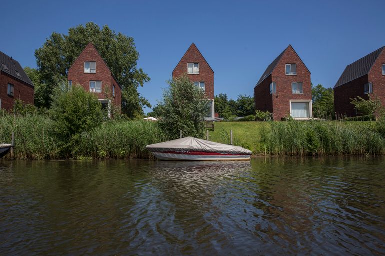 Een groot waterelement met rijkbegroeide oevers