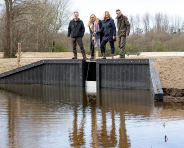 V.l.n.r. Frank Wezenaar (medewerker PWN Natuur onderhoud en toezicht), Paulien Pistor (algemeen directeur PWN), Esther Rommel (gedeputeerde provincie Noord-Holland) en Paul van der Linden (boswachter PWN)