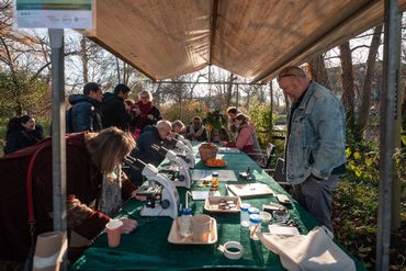 Microscopieworkshop tijdens een Science café in de Leidse Hortus