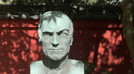 Buste van Franz von Siebold in Japanse tuin in Hortus botanicus Leiden
