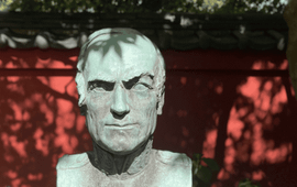 Buste van Franz von Siebold in Japanse tuin in Hortus botanicus Leiden