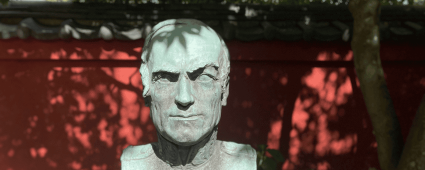 Buste van Franz von Siebold in Japanse tuin in Hortus botanicus Leiden