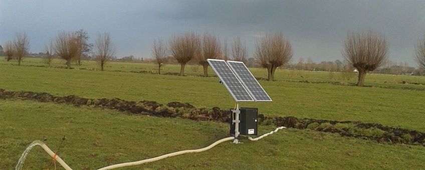 Een zonnepomp is direct herkenbaar door de zonnepanelen