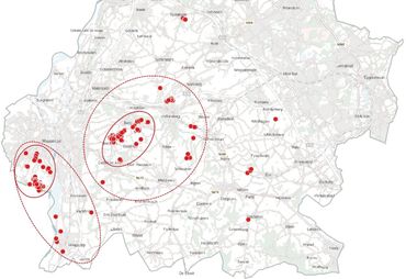 Verspreiding veldparelmoervlinder in Zuid-Limburg. In de kleine rode cirkels meta-populatie, de grotere, gestippelde cirkels: mogelijk betrokken in de meta-populatie