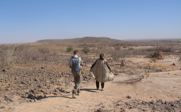 Onderzoeker wordt begroet door een landbouwer in Niger, 2009